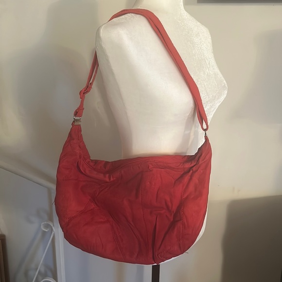 70’s Vintage, never worn red shoulder bag. - Picture 1 of 8